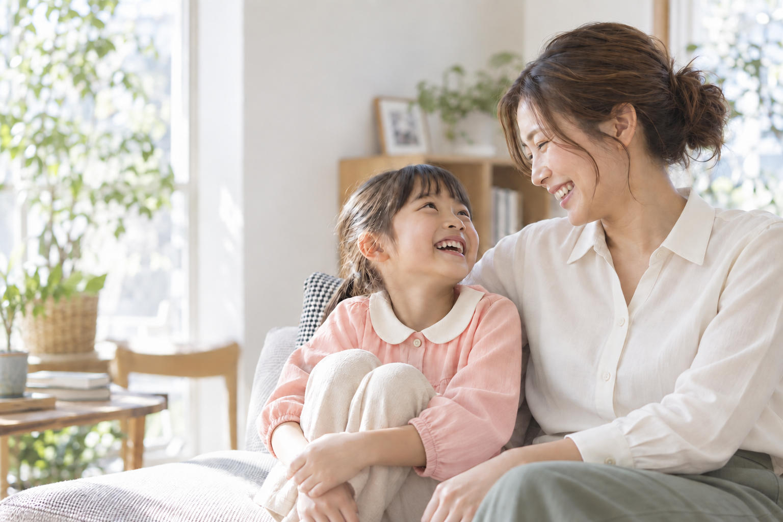 笑顔を交わす母親と子供のイメージ